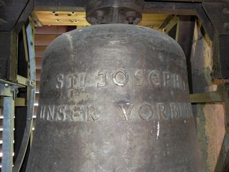 St. Joseph heißt die drittgrößte Glocke (III). Bei einem Durchmesser von 1010 mm wiegt sie 450 kg.